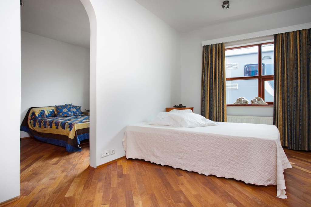 2 joint bedrooms. The one with the light blanket has 2 beds, 90x200cm, can be used as singles or one double. The one with the blue/gold blanket has 2 single beds, 90x195cm and 120x195cm.