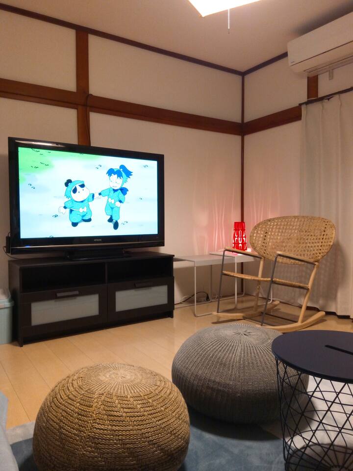  Enjoy various video delivery services on a 50-inch large screen...especially recommended to sit on this new hand-made rattan rocking chair.★您可以在50英寸的大屏幕上享受各种视频传输服务！特别推荐坐一下这个新设计的手编GRÖNADAL/ Gronadal藤条摇椅