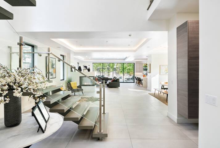 Beverly Hills Luxury 5 BR Home Pool, Rooftop Patio gallery image 2