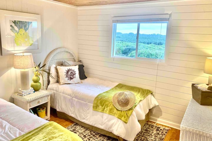 Гъвкава спалня 2 - Предпочитате двойно легло или две единични? Уведомете ни седмица преди да проверите. Вижте снимка на крал. На разположение е допълнителен матрак на пода. Всички спални принадлежности са предоставени в дрешника, книги и голям скрин. 