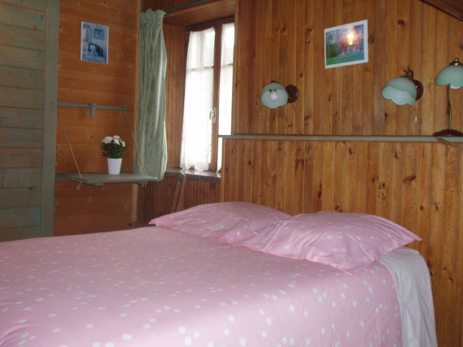 Chambre spacieuse, agréable avec douche privée façon chalet