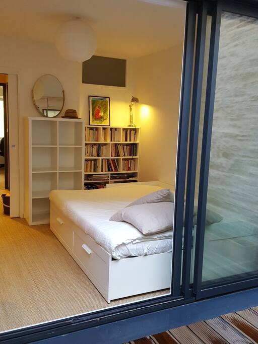 La chambre vue du patio