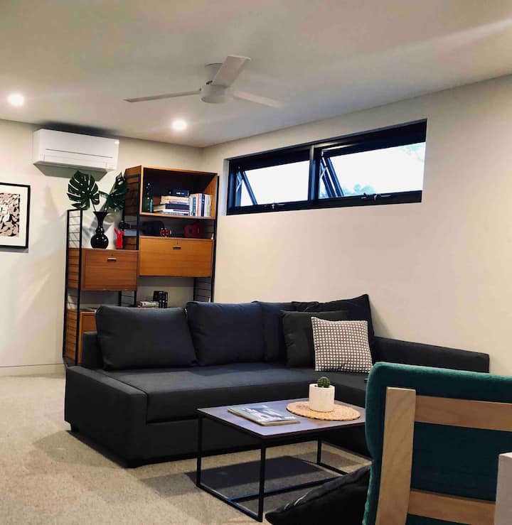 Tento obytný priestor má veľa herných kníh a hudobných nástrojov na zábavu, ako aj televízor s mnohými dvd .