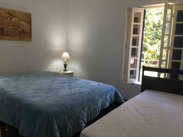 Спална соба 1 (брачен и единечен кревет)