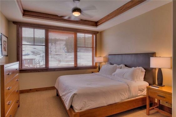 Lala kwa starehe katika chumba cha kulala cha bwana na kitanda cha ukubwa wa mfalme, cable TV/DVD, bafu ya kibinafsi na nafasi ya kutosha ya chumbani na mengi zaidi...