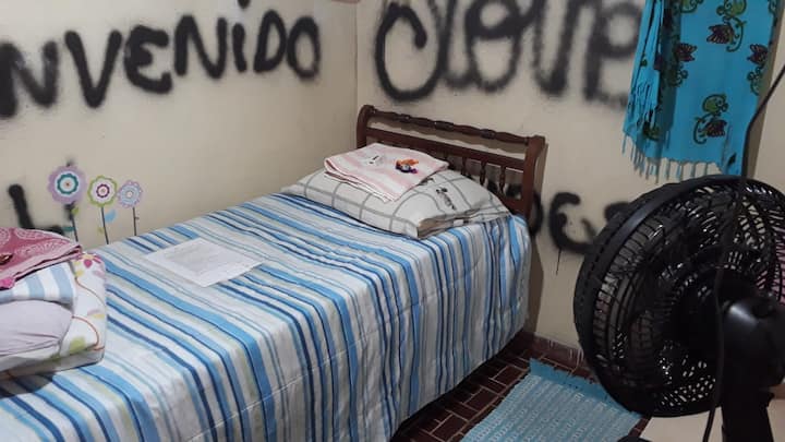 Соба во делот за услуги,  со двоен кревет и вентилатор. Во него се сместени 2 лица. Мал телевизор со Chromecast. Услужна бања во соседството со вазна и електричен туш. 