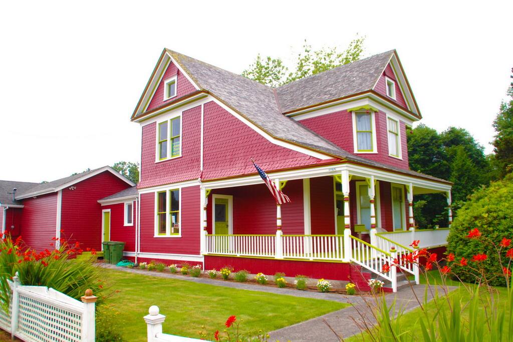 Victorian Sands Studio 1 Mile Drive from Ocean Guest suites for Rent