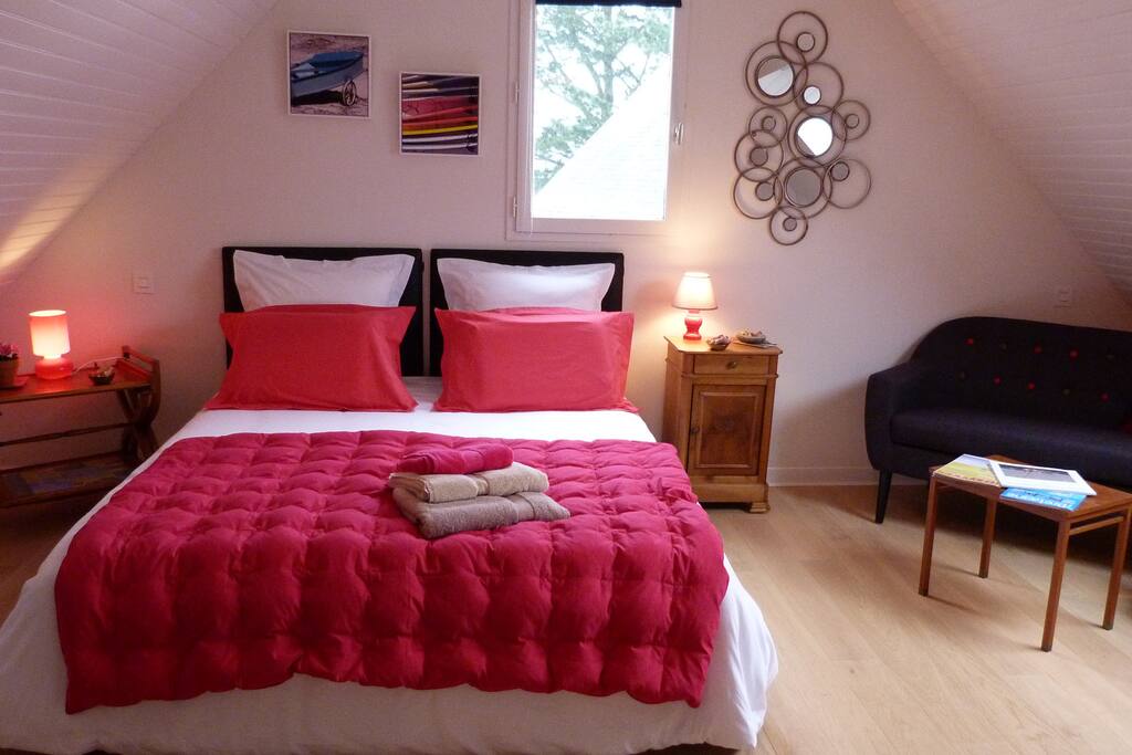 - La chambre " Grand Large" est la suite VIP avec sa salle de bain privative, son petit boudoir et son balcon privé à l'étage.
-Oreillers à mémoire de forme pour une vraie nuit paisible