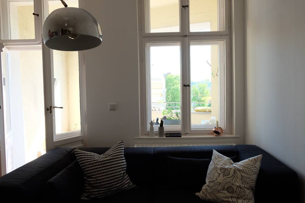 Wohnzimmer Balkonblick / Living room with balcony view