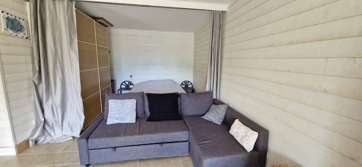 Kitanda cha sofa kwa watu 2, pazia la kutenganisha na chumba cha kulala