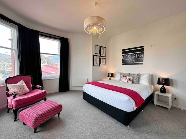 Red Door Penthouse – 3 beds+2 baths+Parking+WIFI