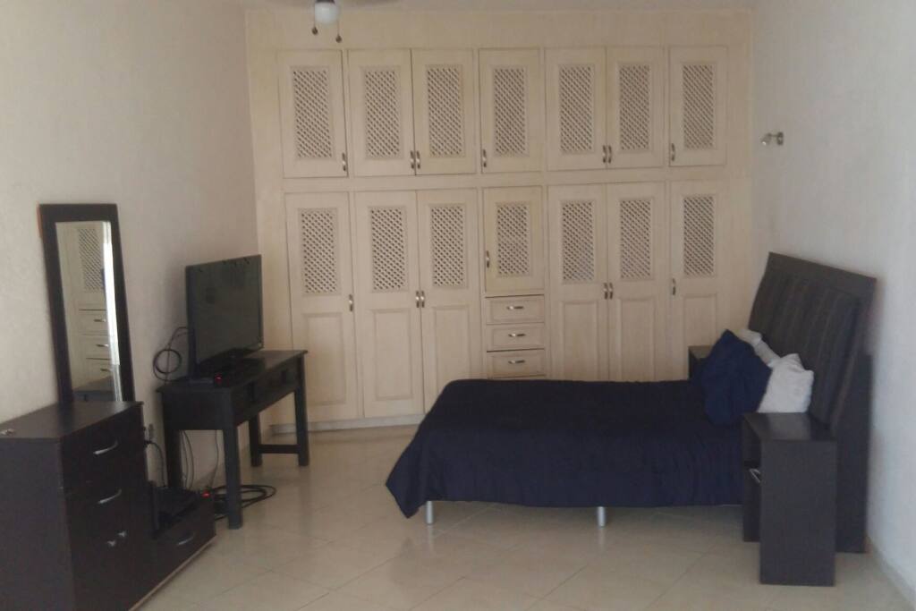 Area de cama con pantalla de 40 pulgadas, cable e internet inalambrico.