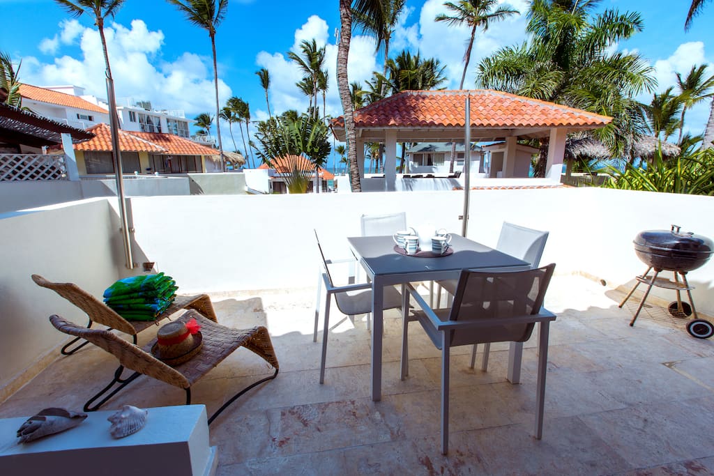 Sea view terrace with outside dinning area, BBQ and loungers