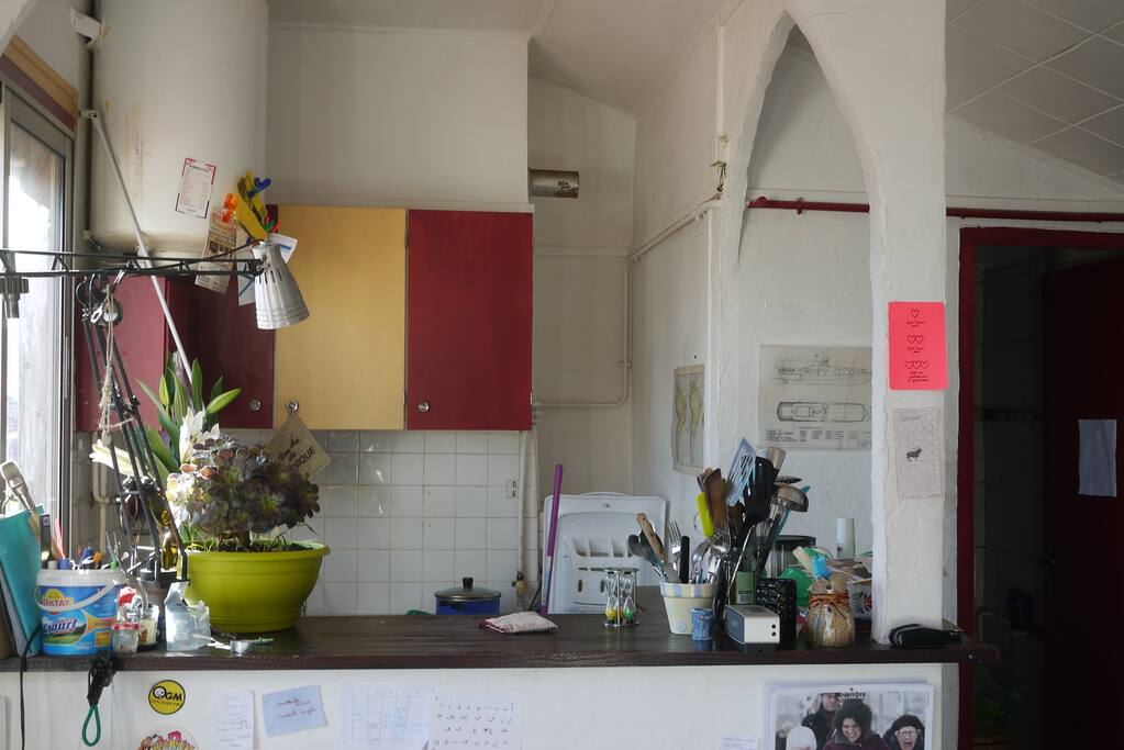 Une cuisine toute équipée, située à côté du salon