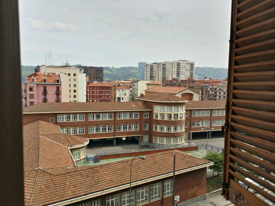 Vistas al colegio del barrio, torre iberdrola, etc