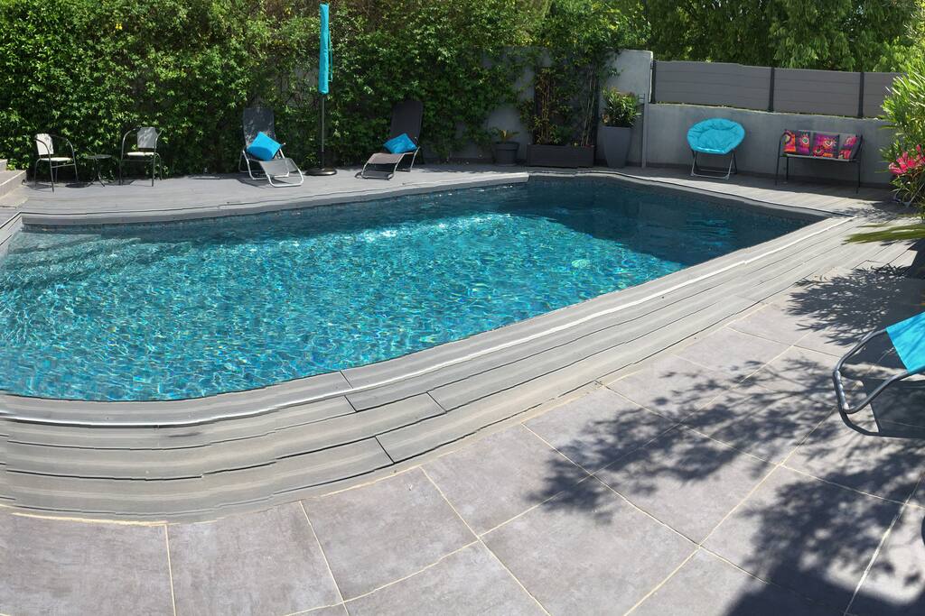 Farniente et bronzing assurés !piscine traditionnelle en mosaïques turquoise/ gris ( Nouvelle tendance)de 7,50/4,50m, trois marches pour une descente dans l eau en douceur ..