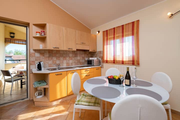 Cozy apartment in Fazana near the beach