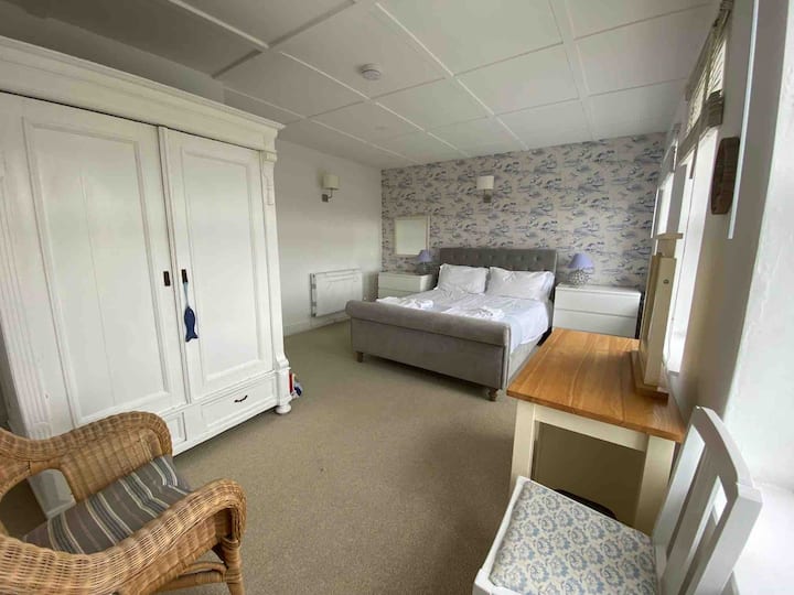 卧室6 ：加大双人床，带套内淋浴间