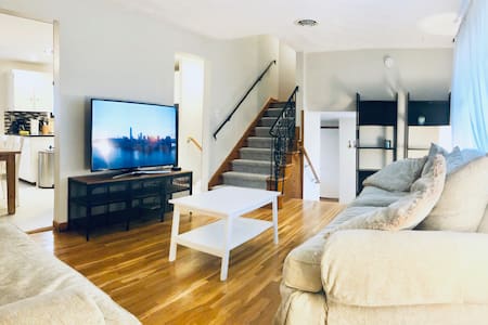 ♥ Niagara Falls: Quiet Neighborhood ♥ A/C, Parking