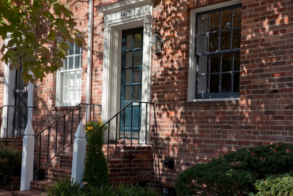 Charming Row house on quiet street in Georgetown