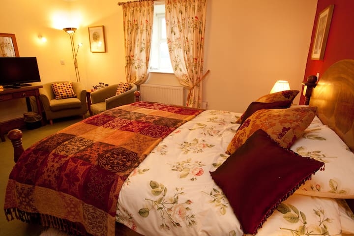 Kingsized ensuite bedroom
