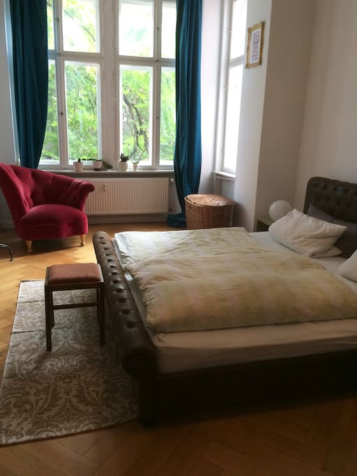 Großzügiges ElternSchlafzimmer mit 2mal2-Meter-Bett
