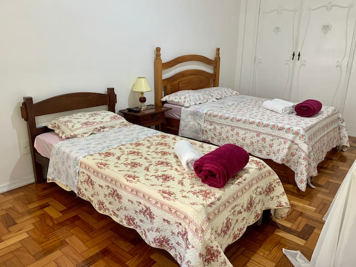 Двойна спалня + единично легло + допълнително легло (под единичното легло).