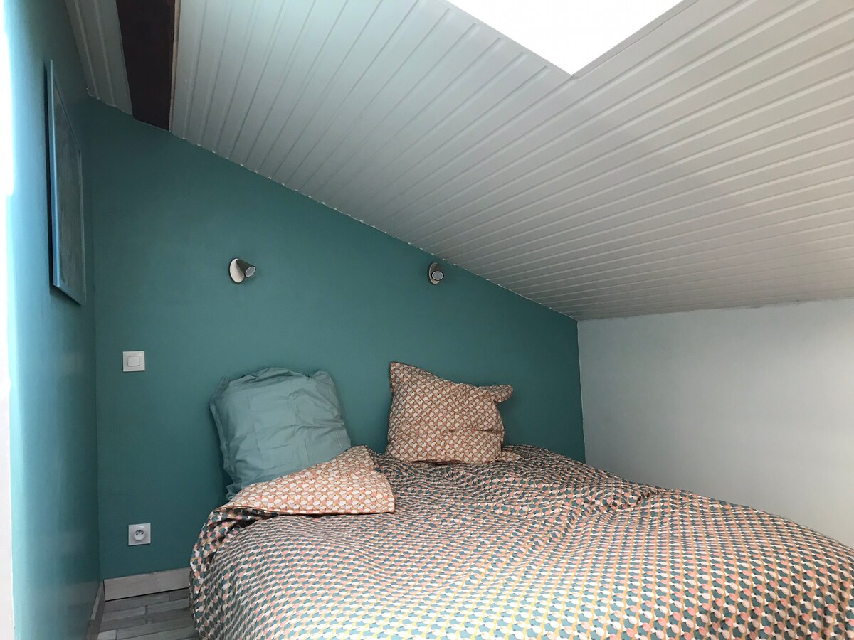 חדר בעליית גג,עם ולוקס ואחסון.