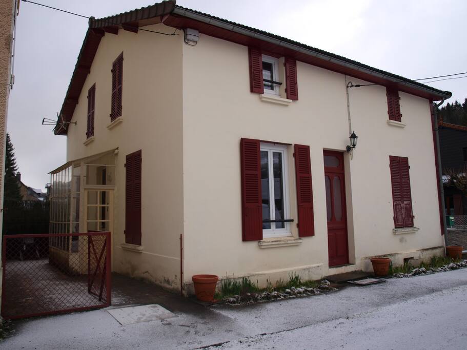 appartement en bas a gauche avec petite cour privée