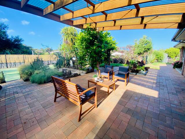 Rye Breakaway Oasis | Family Retreat & Entertainer gallery image 4