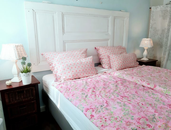 Schlafzimmer Bungalow-Meeresrauschen Dornumersiel
Bettgröße: 1,80 x2,00m