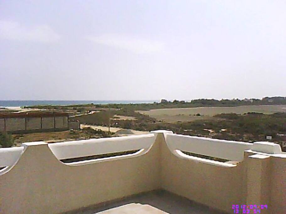 Vue sur la plage et le lac protégé a partir de la terrasse au 2emme etage de 80 m2