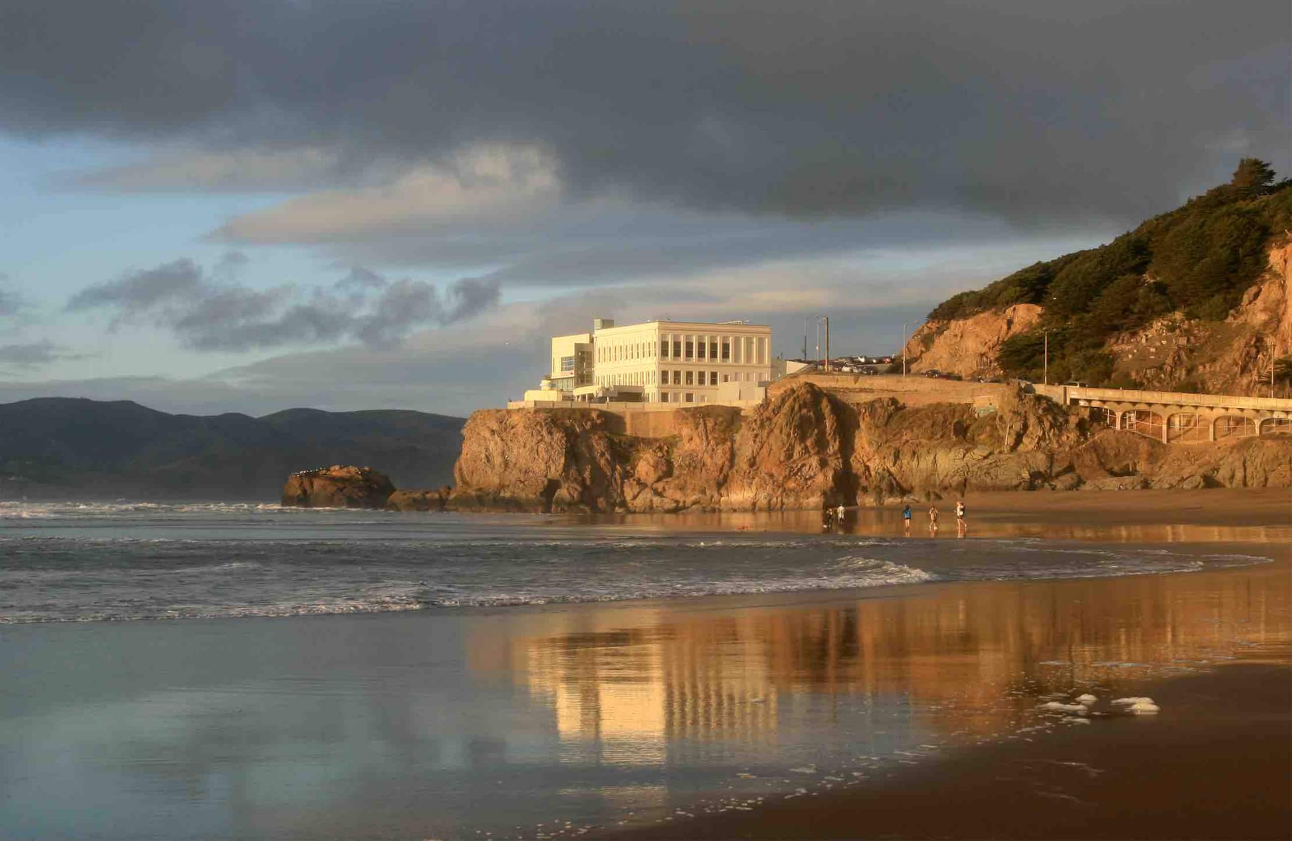 Villa in San Francisco · ★4.95 · 5 bedrooms · 6 beds · 3 baths - Image 73