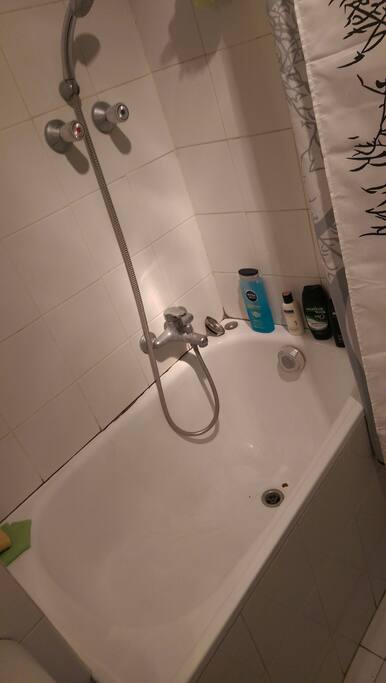 Bath tub