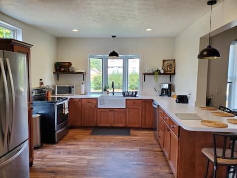 1 Bedroom Apt. With free parking on premises!