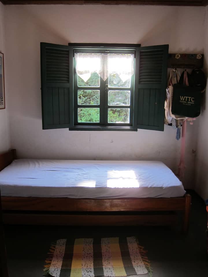 ห้องนอน 4 พร้อมเตียงเสริม 1 หลัง