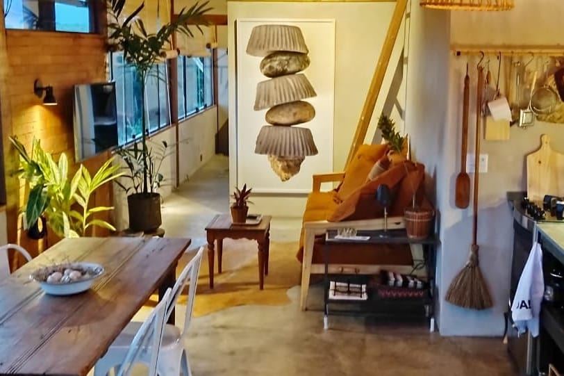 客厅配备壁炉和带应用程序和开放频道的电视