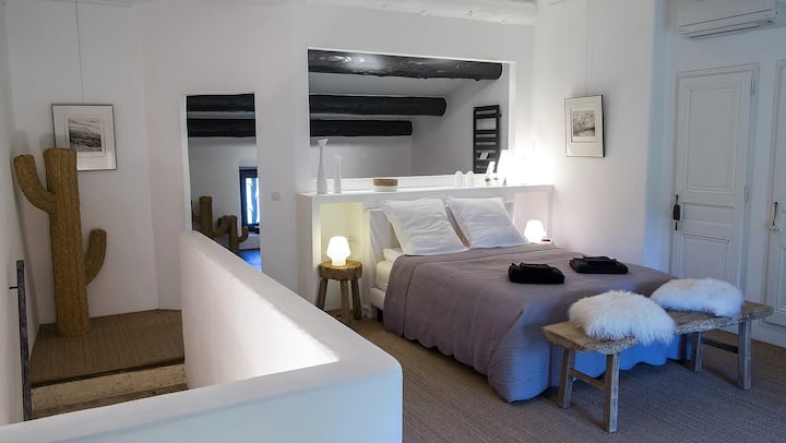 Mastersuite met privébadkamer/ hoofdkamer met privébadkamer