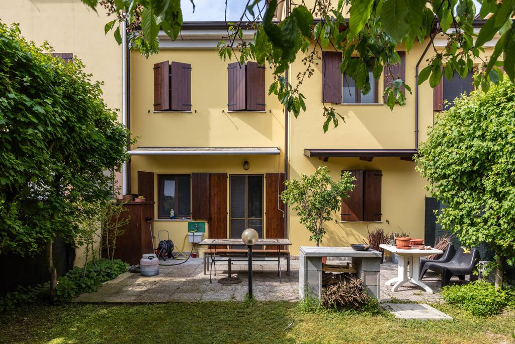 Vista del retro dal giardino