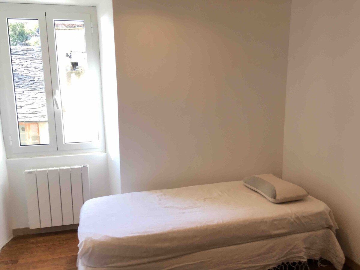 Ნომერი ორი ერთადგილიანი საწოლით 