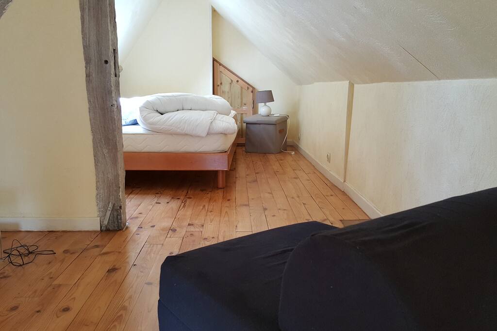 Une chambre mansardée à l'étage