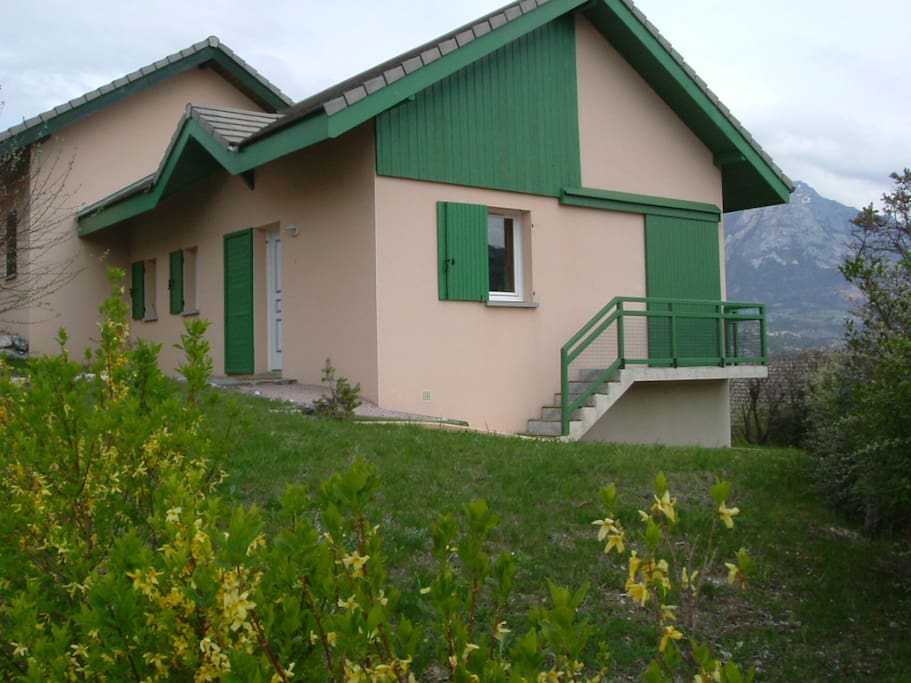 Maison dans le domaine de Port-saint-Pierre, vue sur le lac de Serre-Ponçon