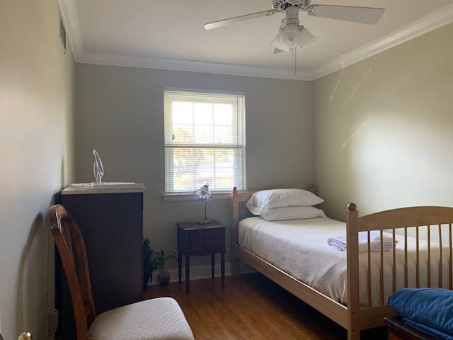 Cozy Paoli Private Bedroom+Bathroom+Closet +Bureau