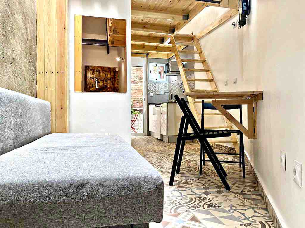Anuncio de Airbnb popular: Duplex apartment with terrace and sun, metro st L7 en Sants Badal