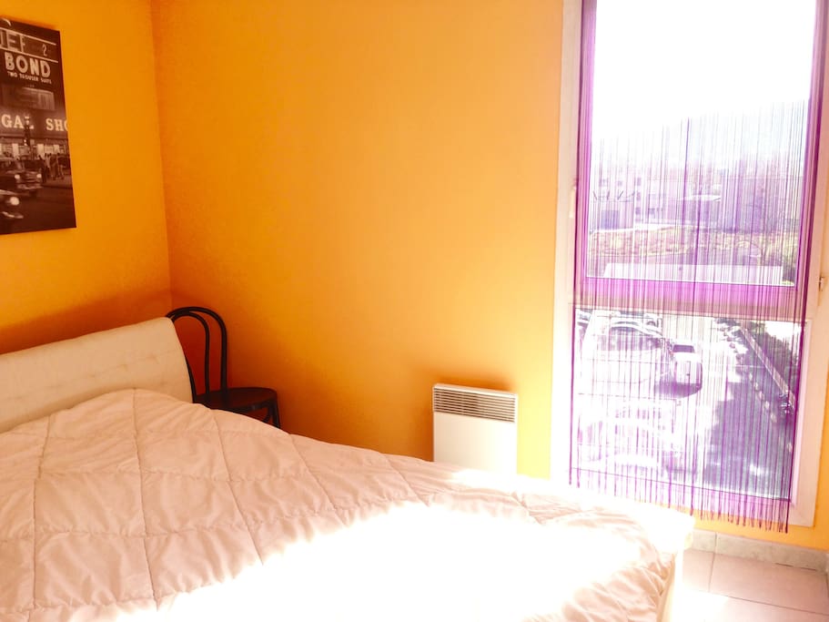 Chambre lit Queen size, ensoleillée, et climatisée