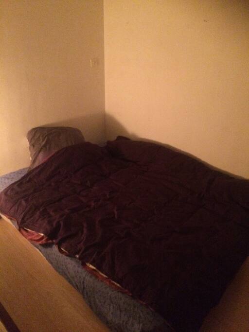 La chambre est simple