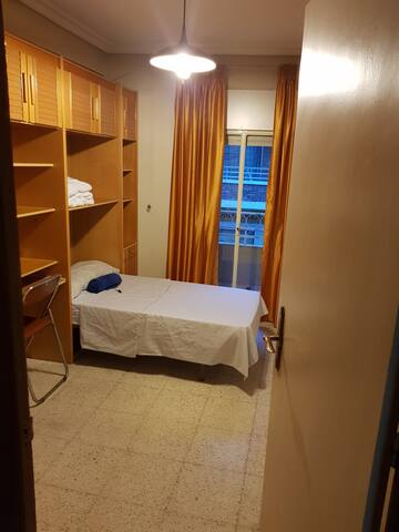 habitación sencilla muy grande, cabe una bici.