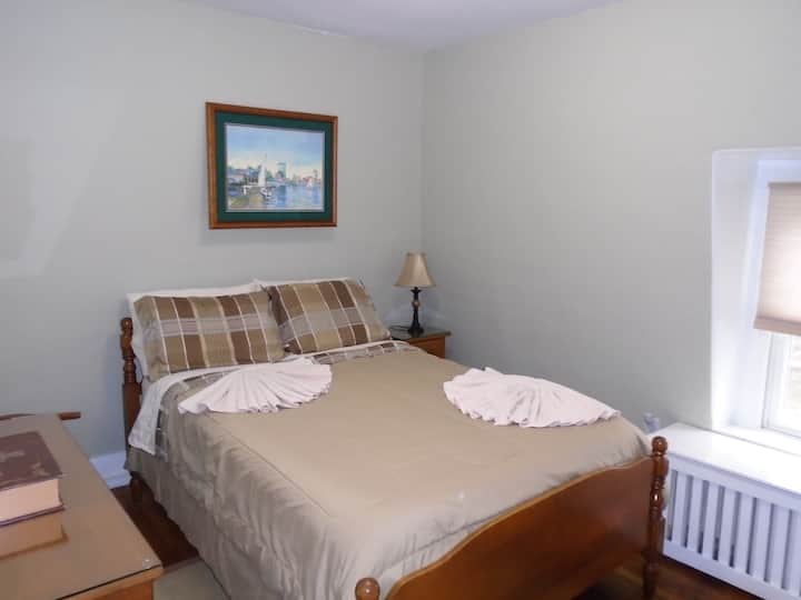 Cama de tamaño completo en el dormitorio de arce con capacidad para 2 personas.