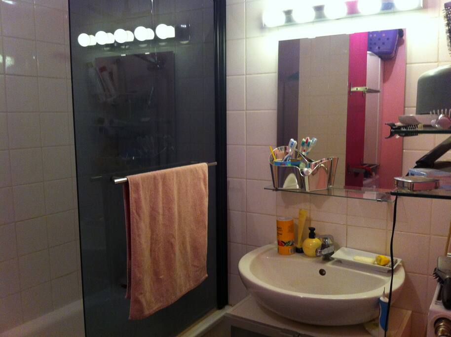Salle de bain moderne et fonctionnelle