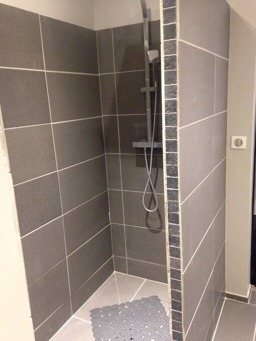 Douche spacieuse à l'italienne